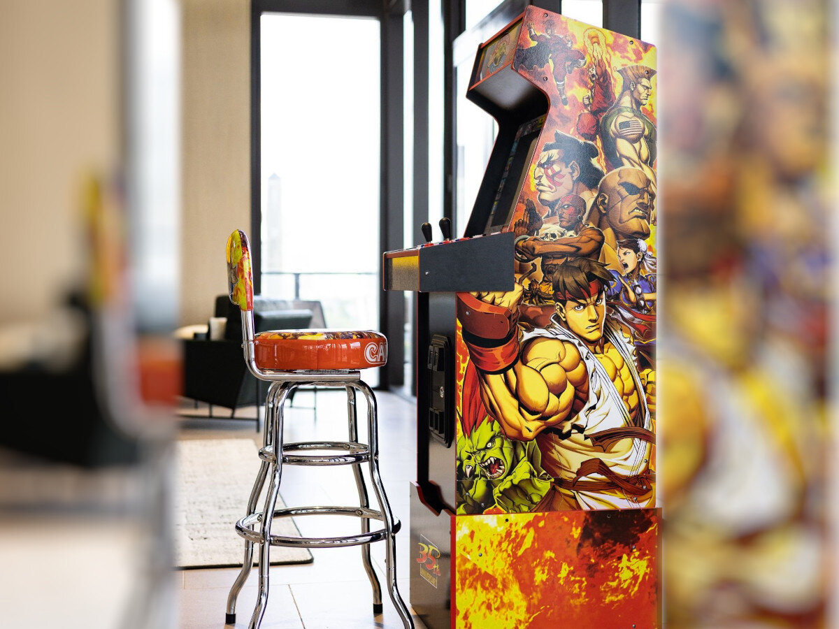 Konsola ARCADE1UP Street Fighter Turbo Legacy Edition detale muzyka dźwięk gniazda ekran przekątna joysticki