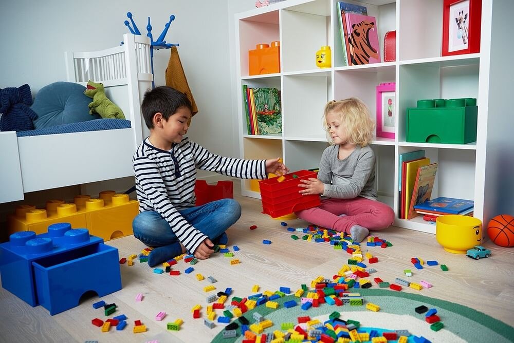 Pojemnik na LEGO klocek Brick 8 dzieci układają klocki w pojemnikach  