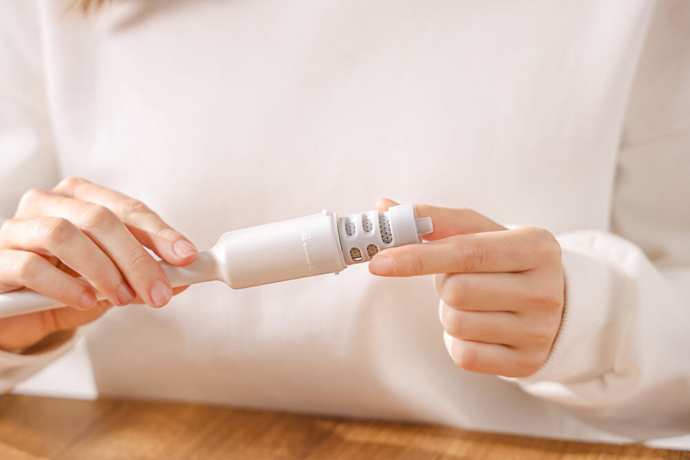 Butelka filtrująca PHILIPS GoZero AWP2731GRR/58 Szczegółowe ujęcie montażu wymiennego wkładu filtrującego do plastikowej osłony filtra butelki.