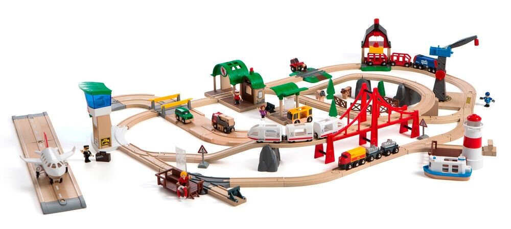 BRIO World zestaw 63376600 rozbudowany zestaw kolejowy 106 elementów miejskiej infrastruktury- Kompleksowa makieta zestawu BRIO obejmująca tory kolejowe, pociągi, lotnisko z samolotem, stację, dźwig oraz czerwony most