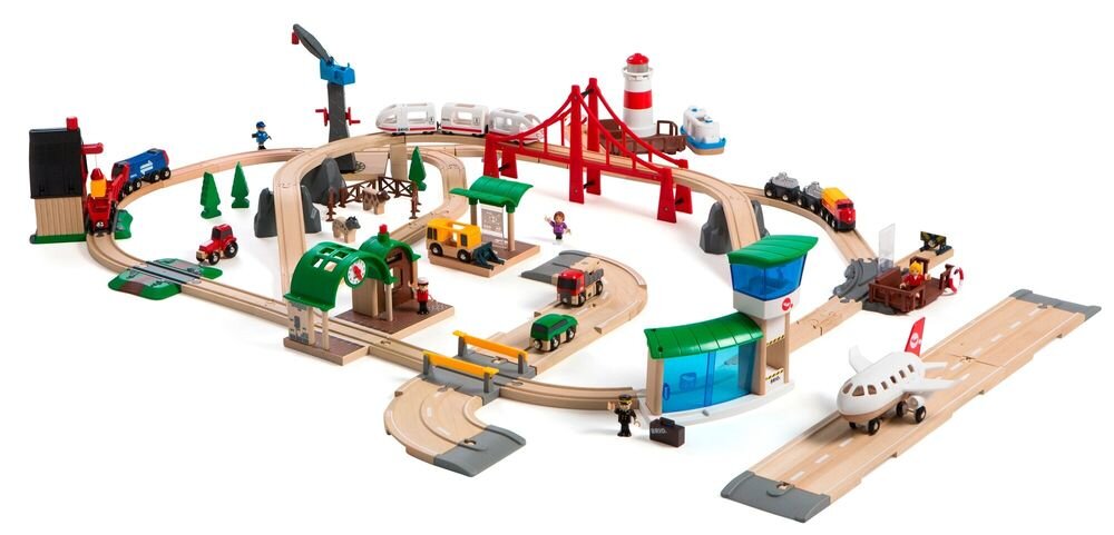 BRIO World zestaw 63376600figurki ludzi i zwierząt 106 elementów łączyć i przebudowywać- Widok z innej perspektywy na rozbudowany zestaw BRIO World pokazujący połączenie infrastruktury kolejowej, drogowej oraz lotniczej.