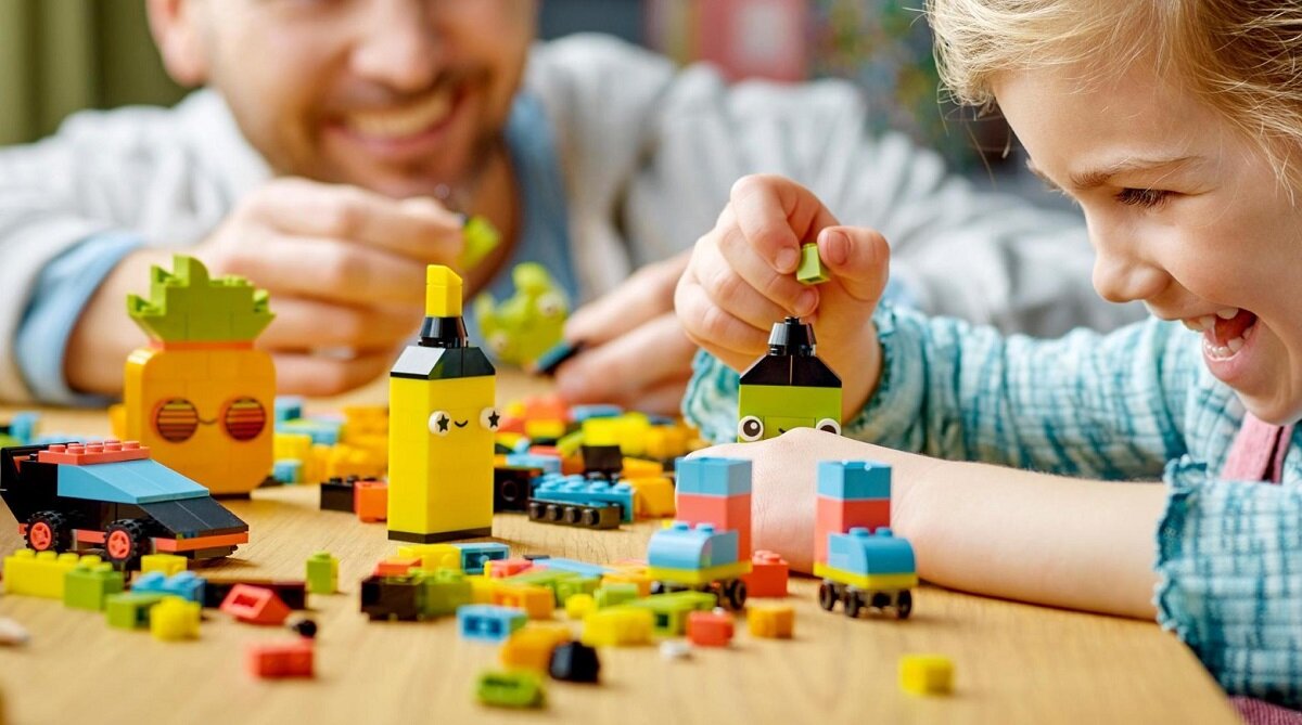 LEGO CLASSIC Kreatywna zabawa neonowymi kolorami 11027 dziecko kreatywność zabawa nauka rozwój klocki figurki minifigurki jakość tradycja konstrukcja nauka wyobraźnia role jakość bezpieczeństwo wyobraźnia budowanie pasja hobby funkcje instrukcja aplikacja LEGO Builder Soczyście kolorowe klocki