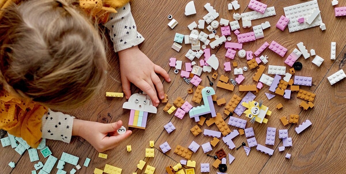 LEGO CLASSIC Kreatywna zabawa pastelowymi kolorami 11027 dziecko kreatywność zabawa nauka rozwój klocki figurki minifigurki jakość tradycja konstrukcja nauka wyobraźnia role jakość bezpieczeństwo wyobraźnia budowanie pasja hobby funkcje instrukcja aplikacja LEGO Builder Soczyście kolorowe klocki