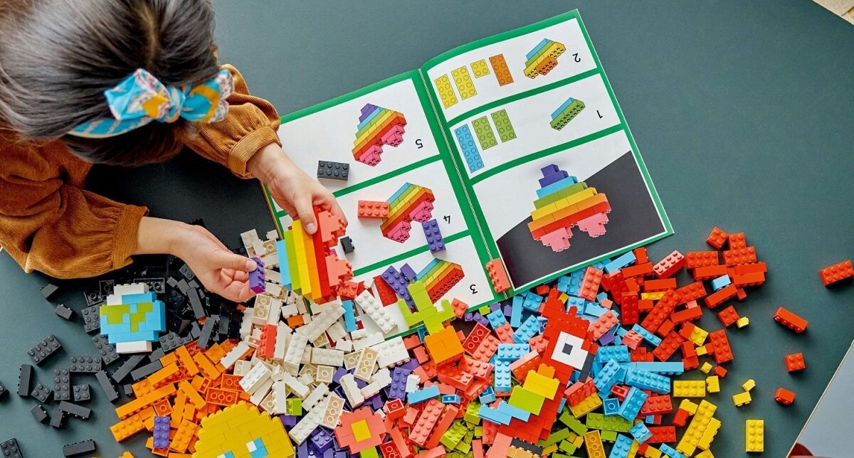 LEGO CLASSIC Sterta klocków 11030 dziecko kreatywność zabawa nauka rozwój klocki figurki minifigurki jakość tradycja konstrukcja nauka wyobraźnia role jakość bezpieczeństwo wyobraźnia budowanie pasja hobby funkcje instrukcja aplikacja LEGO Builder