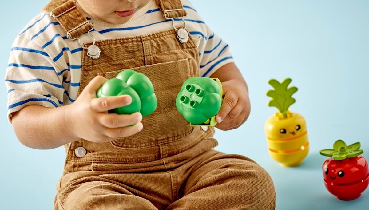 LEGO DUPLO Traktor z warzywami i owocami 10982 dziecko kreatywność zabawa nauka rozwój klocki figurki minifigurki jakość tradycja konstrukcja nauka wyobraźnia role jakość bezpieczeństwo wyobraźnia budowanie pasja hobby funkcje instrukcja aplikacja LEGO Builder