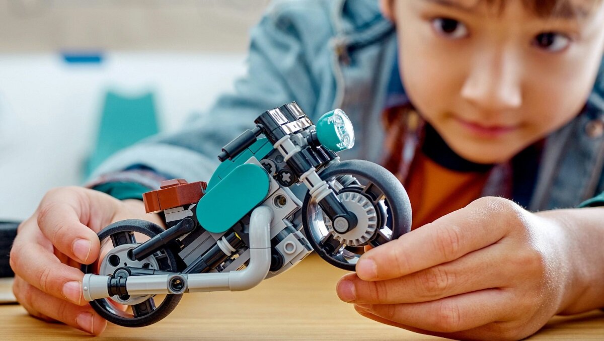LEGO CREATOR Motocykl vintage 31135 dziecko kreatywność zabawa nauka rozwój klocki figurki minifigurki jakość tradycja konstrukcja nauka wyobraźnia role jakość bezpieczeństwo wyobraźnia budowanie pasja hobby funkcje instrukcja aplikacja LEGO Builder