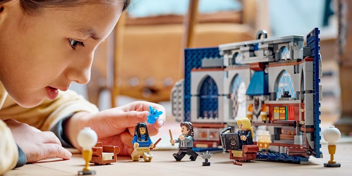 LEGO Harry Potter Flaga Ravenclawu 76411 dziecko kreatywność zabawa nauka rozwój klocki figurki minifigurki jakość tradycja konstrukcja nauka wyobraźnia role jakość bezpieczeństwo wyobraźnia budowanie pasja hobby funkcje instrukcja aplikacja LEGO Builder