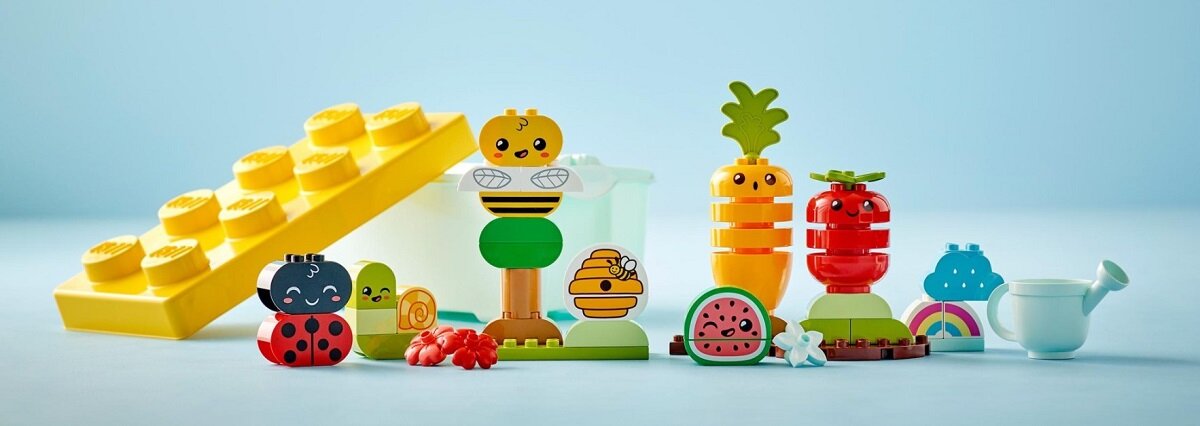 LEGO DUPLO Ogród uprawowy 10984 dziecko kreatywność zabawa nauka rozwój klocki figurki minifigurki jakość tradycja konstrukcja nauka wyobraźnia role jakość bezpieczeństwo wyobraźnia budowanie pasja hobby funkcje instrukcja aplikacja LEGO Builder pomidore marchewka arbuz deszczowa chmura tęcza drzewa kwiaty biedronka pszczoła ul konewka