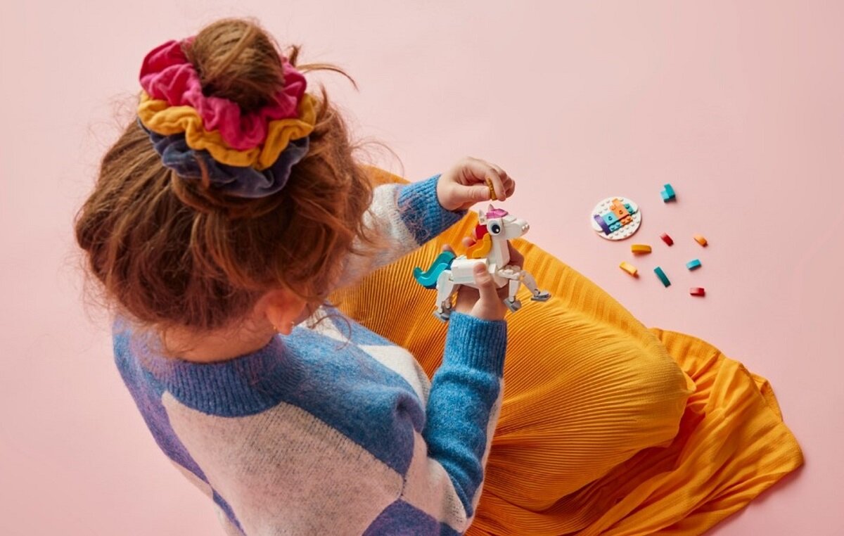 LEGO CREATOR 3w1 Magiczny jednorożec 31140 dziecko kreatywność zabawa nauka rozwój klocki figurki minifigurki jakość tradycja konstrukcja nauka wyobraźnia role jakość bezpieczeństwo wyobraźnia budowanie pasja hobby funkcje instrukcja aplikacja LEGO Builder mityczne zwierzątka