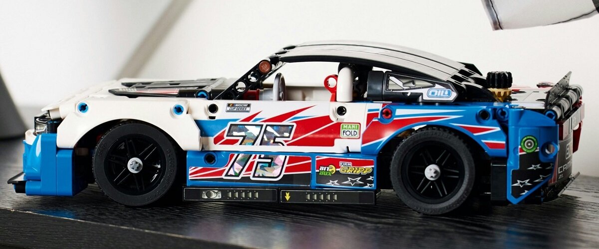 LEGO TECHNIC Nowy Chevrolet Camaro ZL1 z serii NASCAR 42153 dziecko kreatywność zabawa nauka rozwój klocki figurki minifigurki jakość tradycja konstrukcja nauka wyobraźnia role jakość bezpieczeństwo wyobraźnia budowanie pasja hobby funkcje instrukcja aplikacja LEGO Builder
