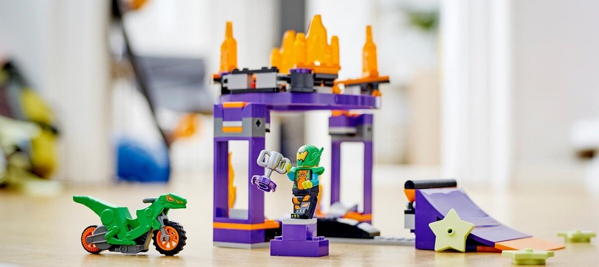 LEGO City Wyzwanie kaskaderskie - Rampa z kołem do przeskakiwania 60359 dziecko kreatywność zabawa nauka rozwój klocki figurki minifigurki jakość tradycja konstrukcja nauka wyobraźnia role jakość bezpieczeństwo wyobraźnia budowanie pasja hobby funkcje instrukcja aplikacja LEGO Builder