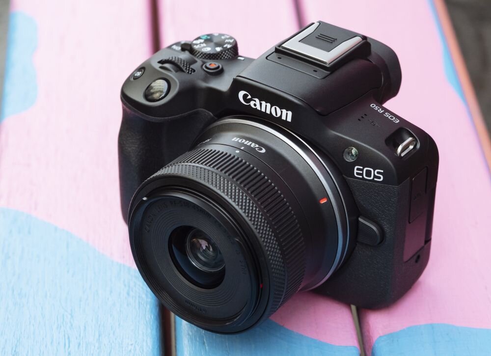 Aparat CANON EOS R50  zdjęcia obiektyw ekran wizjer ogniskowa przysłona migawka obudowa bateria zasilanie filmy nagrywanie rozdzielczość matryca rozmiar przekątna tryby iso montaż lampa światło przyciski sterowanie menu kontrast jasność balans bieli filtry cmos karta pliki format zapis seria