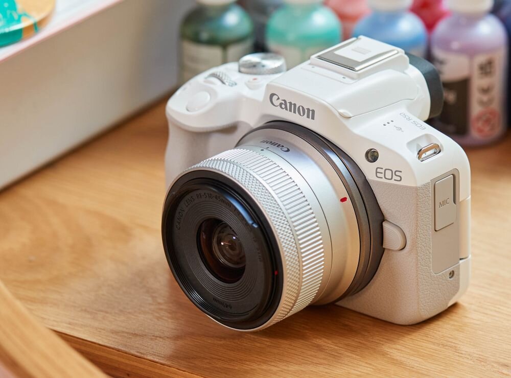 Aparat CANON EOS R50  zdjęcia obiektyw ekran wizjer ogniskowa przysłona migawka obudowa bateria zasilanie filmy nagrywanie rozdzielczość matryca rozmiar przekątna tryby iso montaż lampa światło przyciski sterowanie menu kontrast jasność balans bieli filtry cmos karta pliki format zapis seria