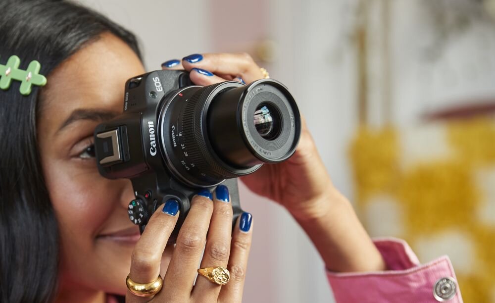 Aparat CANON EOS R50  zdjęcia obiektyw ekran wizjer ogniskowa przysłona migawka obudowa bateria zasilanie filmy nagrywanie rozdzielczość matryca rozmiar przekątna tryby iso montaż lampa światło przyciski sterowanie menu kontrast jasność balans bieli filtry cmos karta pliki format zapis seria