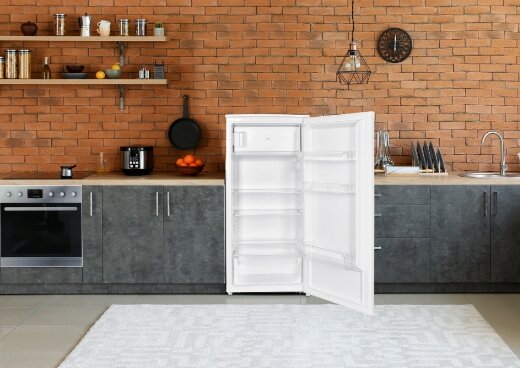 Lodówka MPM-200-CJ-29/E z otwartymi drzwiami w zabudowie kuchennej.