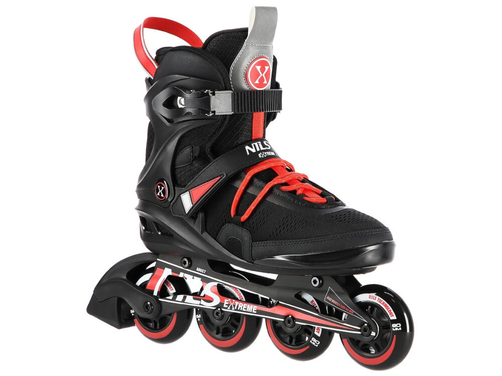 Łyżworolki NILS EXTREME NA14124 (rozmiar 38) jedna łyżworolka na białym tle widoczna od przodu pod skosem dla początkujących i średnio zaawansowanych płynna nauka jazdy poprawa techniki większa pewność ruchów wsparcie w codziennej rekreacji i treningach