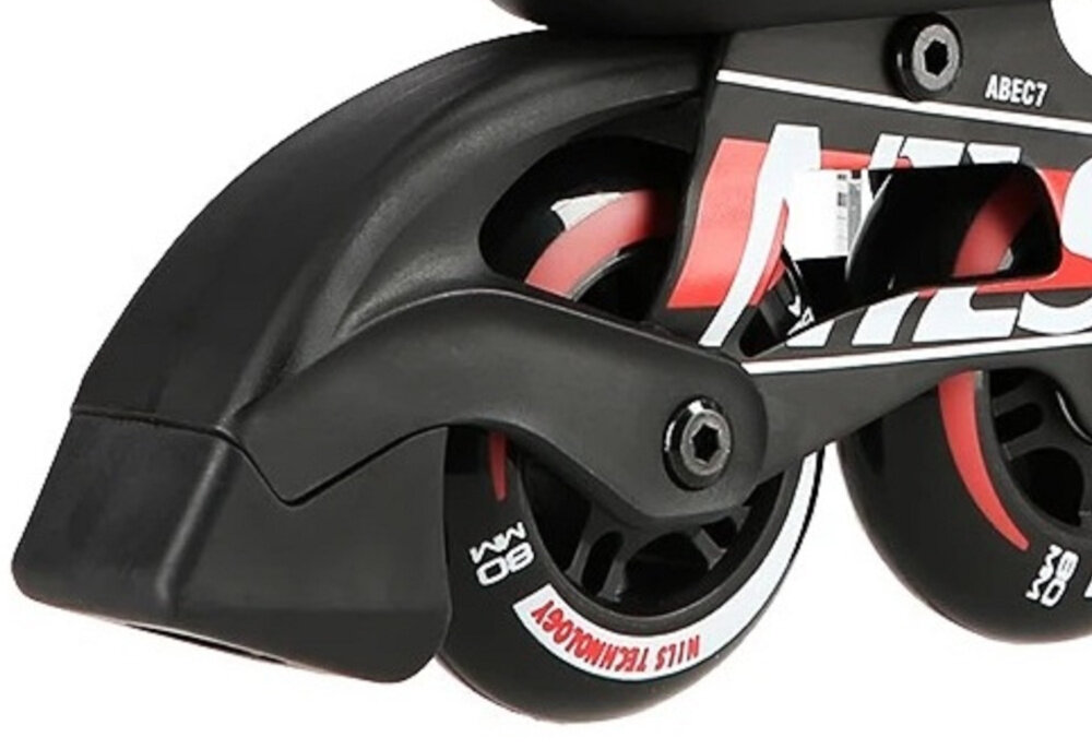 Łyżworolki NILS EXTREME NA14124 (rozmiar 44) zbliżenie na hamulec tylny hamulec wspomaga kontrolę prędkości bezpieczeństwo kontrola podczas jazdy w miejskich parkach i na ścieżkach rowerowych