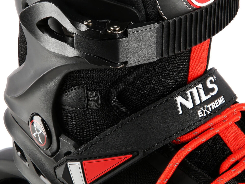 Łyżworolki NILS EXTREME NA14124 (rozmiar 44) zbliżenie na system mocowania klamra pasek na rzep tradycyjne sznurowanie precyzyjnie można dopasować but do stopy stabilność i kontrola nad rolkami regulowany system szybkie zakładanie i zdejmowanie