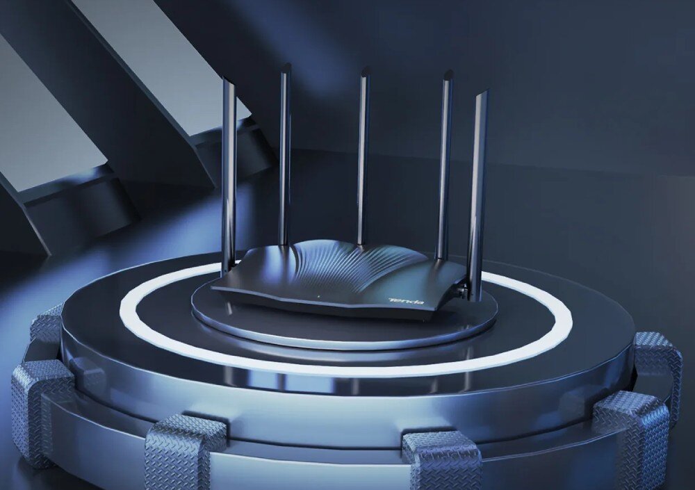 Na obrazie widoczny jest czarny router z czterema antenami, umieszczony na okrągłej platformie. Na urządzeniu znajduje się logo \'tenda\'.