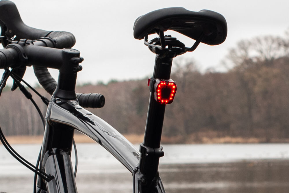 Lampka rowerowa VAYOX VA0048 zamontowana z tyłu roweru pod siedzeniem
