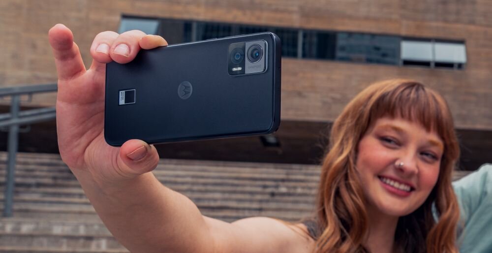 Smartfon MOTOROLA Edge 30 Neo    ekran bateria aparat procesor ram pamięć pojemność rozdzielczość zdjęcia filmy opis dane cechy blokady system łączność wifi bluetooth obudowa szkło odporność porty muzyka transfer sieć przekątna matryca waga czujniki