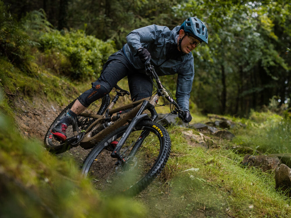 Kask rowerowy LAZER Coyote wizjer daszek