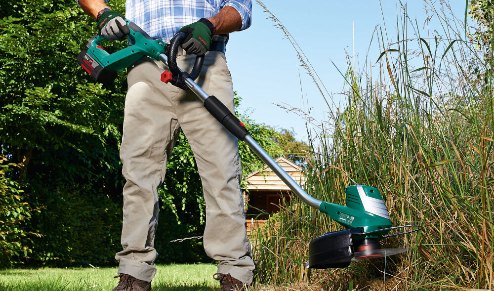 Podkaszarka akumulatorowa BOSCH Advanced GrassCut 36 SOLO zaawansowana do precyzyjnego przycinania trawy i chwastow innowacyjne technologie marki Bosch niezrownana wygoda i efektywnosc