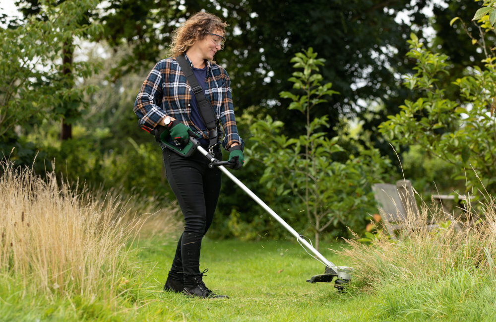 Podkaszarka akumulatorowa BOSCH Advanced GrassCut 36 SOLO teleskopowa regulacja drazka w zakresieod 80 do 115 cm praca w pozycji dopasowanej do wzrostu uzytkownika efektywna wygodna praca