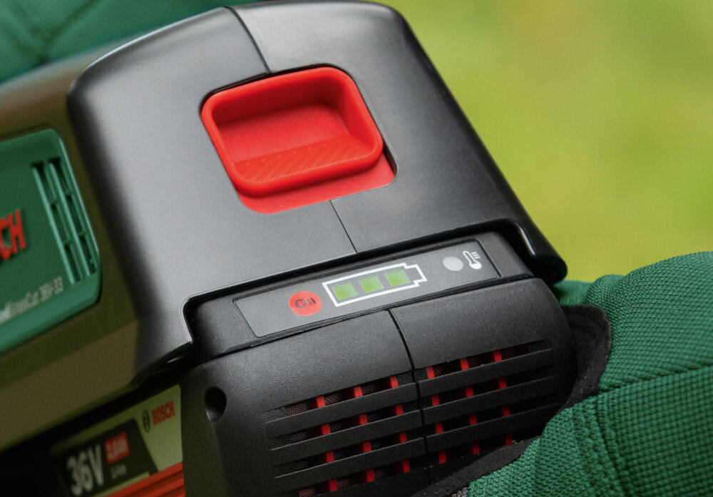 Podkaszarka akumulatorowa BOSCH Advanced GrassCut 36 SOLO diodowy wskaznik stanu naladowania 3 zielone diodowy LED wskaznik uszkodzenia jedna czerwona dioda LED bezpieczne rozwiazanie