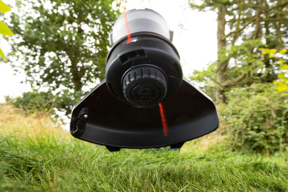 Podkaszarka akumulatorowa BOSCH Advanced GrassCut 36 SOLO polautomatyczny system naciagu zylki reczna regulacja nici za pomoca wlacznika zylka tnaca o srednicy 1,6 mm szerokosc robocza 300 mm