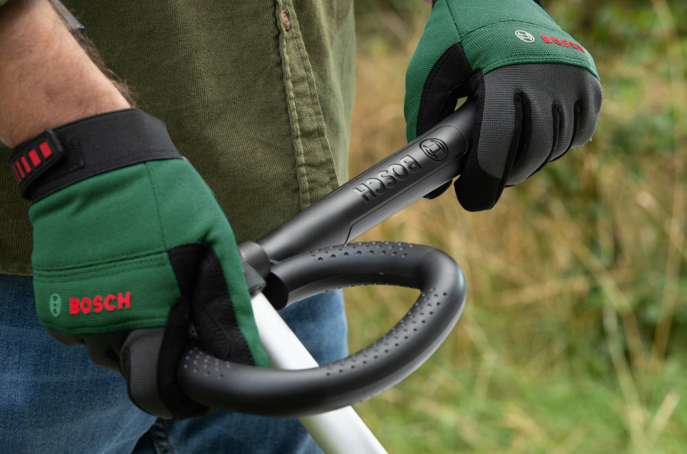 Podkaszarka akumulatorowa BOSCH Advanced GrassCut 36 SOLO dobrze wywazona niewielka waga 2,9 kg rekojesc glowna pokryta miekkim materialem typu SoftGrip rekojesc dodatkowa COMFORT GRIP regulacja kta pochylenia