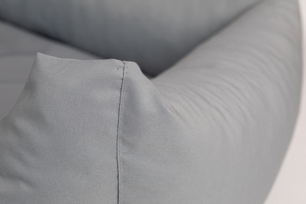 Legowisko uniwersalne YEGO DESIGN Dog Bed Zbliżenie na róg legowiska dla psa, pokazujące dokładne szycie i solidny materiał. Legowisko ma grubo wypełnione boki