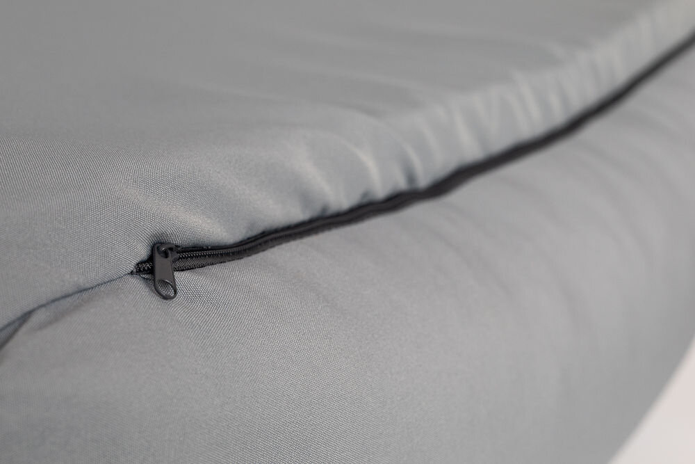 Legowisko uniwersalne YEGO DESIGN Dog Bed Zbliżenie na czarny zamek błyskawiczny wszyty w bok legowiska. Zamek sugeruje, że pokrowiec jest zdejmowany