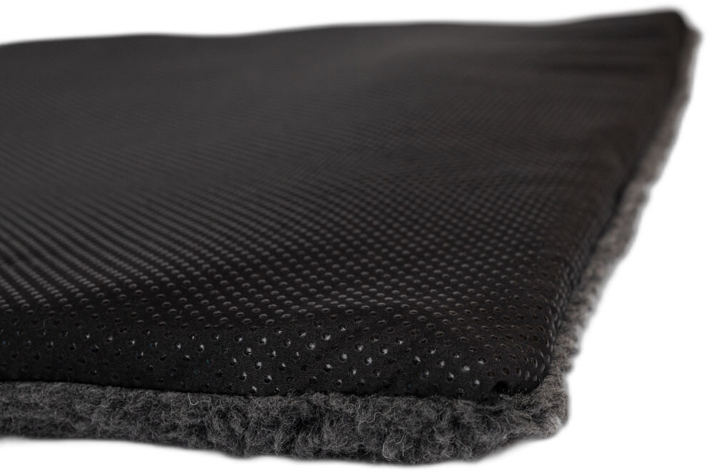 Legowisko uniwersalne YEGO DESIGN Woll Bed Zbliżenie na spód prostokątnej, grafitowej maty-legowiska. Widoczna jest antypoślizgowa warstwa z czarnego materiału z wypustkami/kropkami