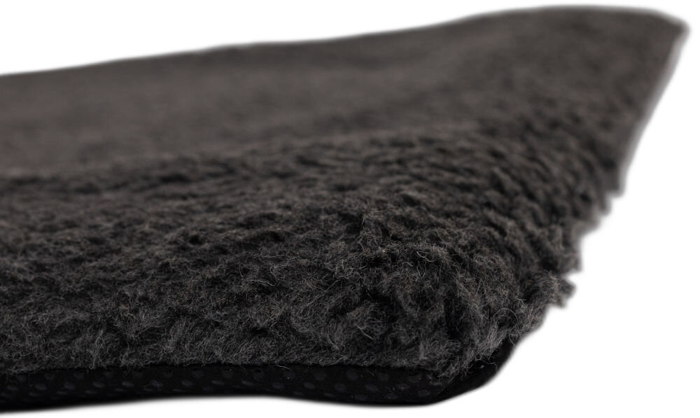 Legowisko uniwersalne YEGO DESIGN Woll Bed Zbliżenie na futrzaną, puszystą, grafitową tkaninę wierzchnią maty-legowiska, która sugeruje miękkość i ciepło. Widoczna jest również czarna, antypoślizgowa warstwa spodnia