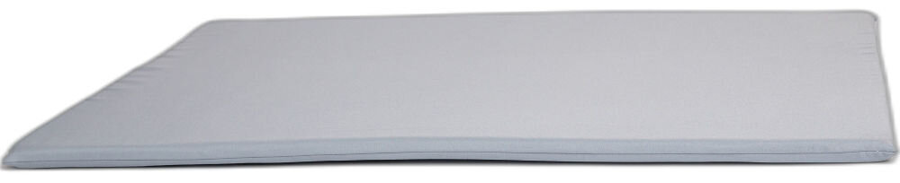 Legowisko dla psa YEGO DESIGN Rex Zbliżenie na prostokątne legowisko-matę dla psa, ukazujące jego niski profil i zaokrąglone krawędzie. Widoczny jest szew biegnący wzdłuż dolnej krawędzi. 