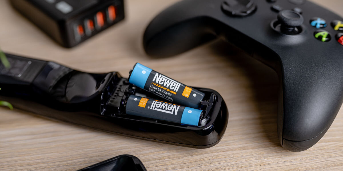 Akumulatorki AA 1550 mAh NEWELL (2 szt.), ekologia, oszczędność, cykle, środowisko, Akumulatorki wpięte lekko do gniazda pilota