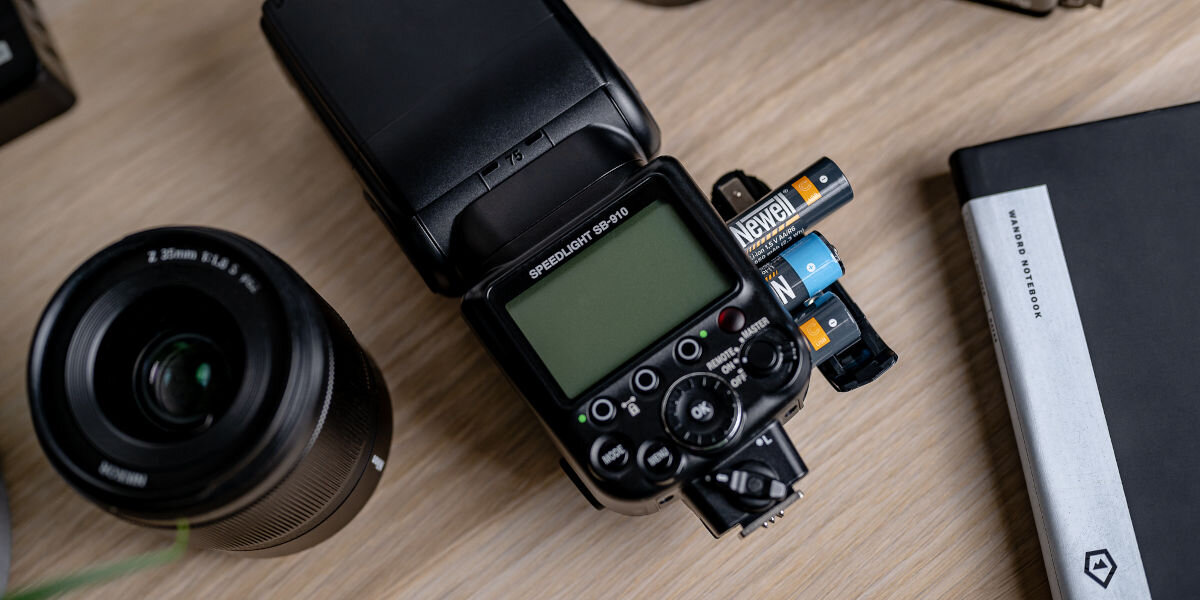 Akumulatorki AA 1550 mAh NEWELL (2 szt.), LED, wskaźnik, kontrola, ładowanie, Akumulatorki włożone do połowy gniazda aparatu fotograficznego