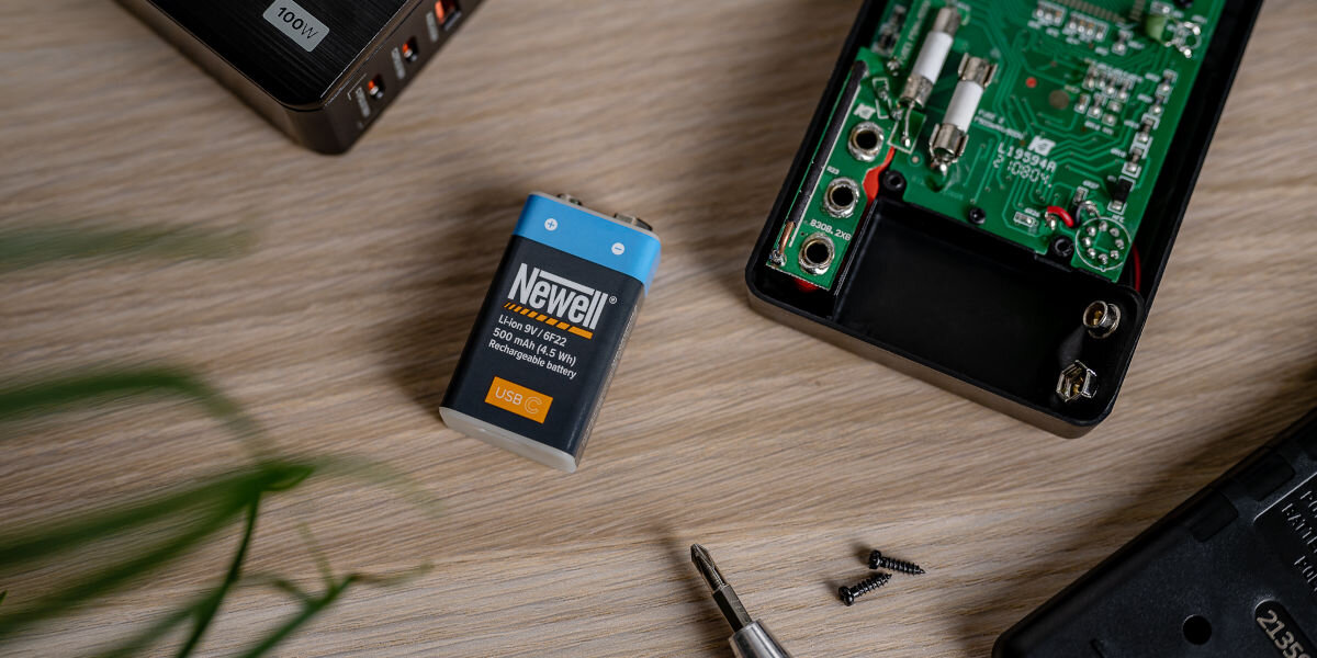 Akumulatorek 6F22 500 mAh NEWELL (1 szt.), akumulator, USB-C, energia, mobilność, Płyta elektroniki z włożonym Newell i śrubami.