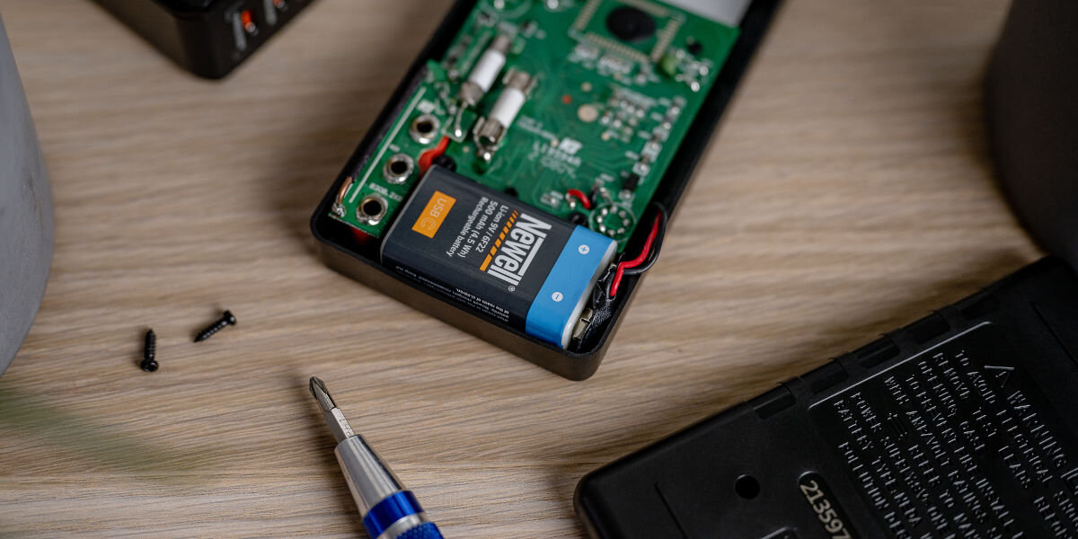 Akumulatorek 6F22 500 mAh NEWELL (1 szt.), dioda, kontrola, wskaźnik, prostota, Pilot RC z włożonym akumulatorem Newell obok śrubokręta.