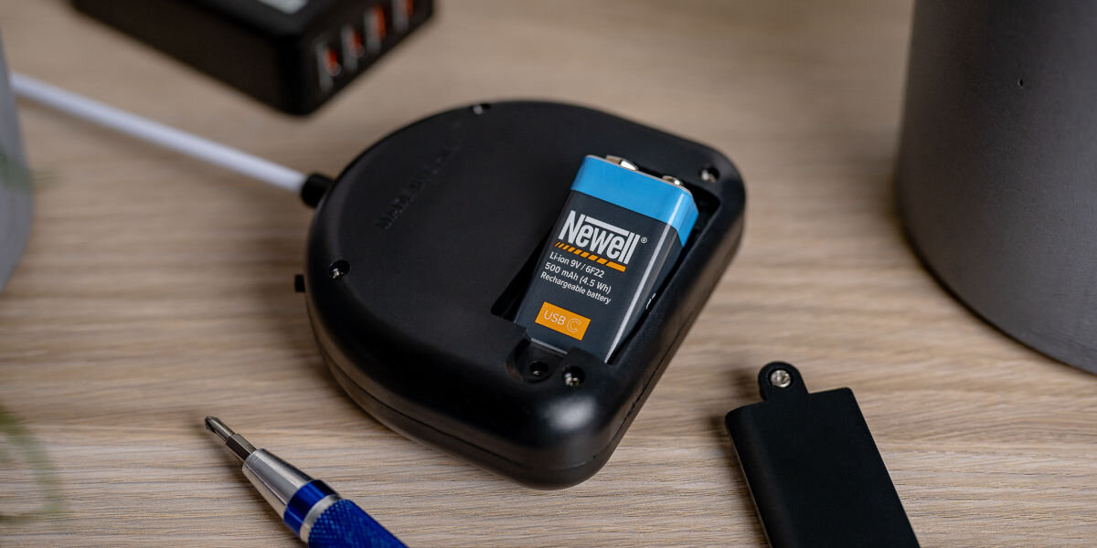 Akumulatorek 6F22 500 mAh NEWELL (1 szt.), jakość, trwałość, solidność, świat, Pilot z otwartą klapką i akumulatorem Newell USB-C.