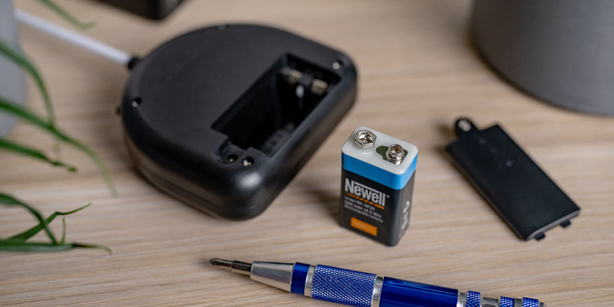 Akumulatorek 6F22 500 mAh NEWELL (1 szt.), kompatybilność, zabezpieczenia, uniwersalność, lekkość, Akumulator Newell w płycie PCB pilota RC.