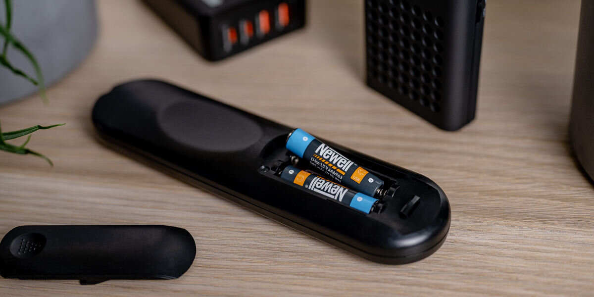 Akumulatorki AAA 500 mAh NEWELL (2 szt.), ekologia, oszczędność, cykle, świadomość, akumulatorki wsadzone do pilota tv. elkko wystają