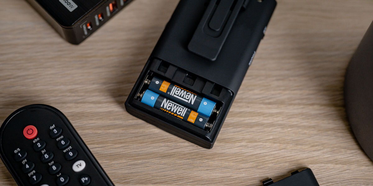 Akumulatorki AAA 500 mAh NEWELL (2 szt.), technologia, Li-ion, wydajność, stabilność, akumulatorki wsadzone do gniazda pilota