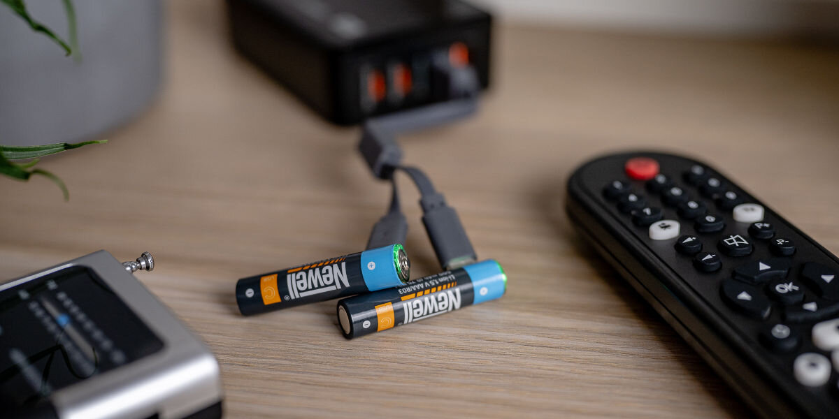 Akumulatorki AAA 500 mAh NEWELL (2 szt.), LED, kontrola, ładowanie, szybkość, akumulatorki podpięte do powerbanka kablem usb