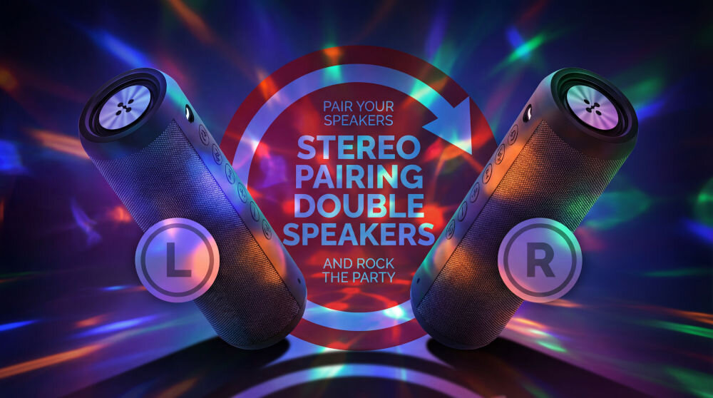 Głośnik mobilny XMUSIC BTS650K Osoba łącząca smartfon z głośnikiem XMUSIC za pomocą Bluetooth; widoczny interfejs parowania na ekranie telefonu w miejskiej scenerii.