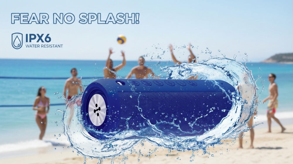 Głośnik mobilny XMUSIC BTS650B Wodoodporny głośnik Bluetooth z certyfikatem IPX6 otoczony bryzgami wody, w tle rozmazany widok plaży i osób grających w siatkówkę.
