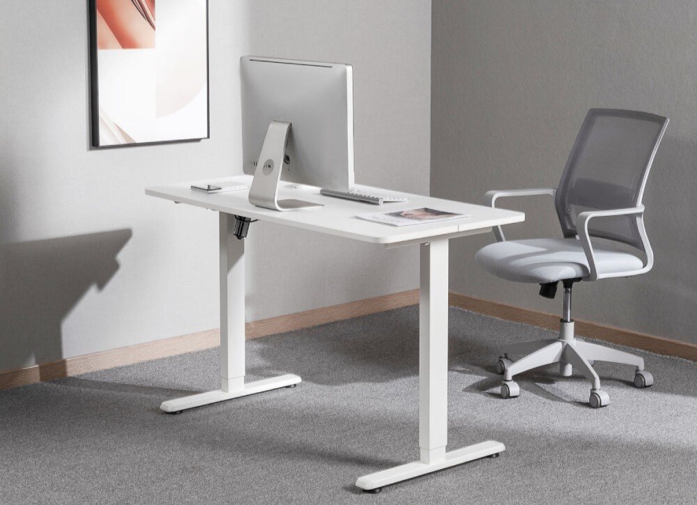 Stelaż biurka MOZOS EDF-PRO Białe biurko z prostokątnym blatem i monitorem ustawione przy szarej ścianie obok fotela biurowego, regulacja, zakres wysokości