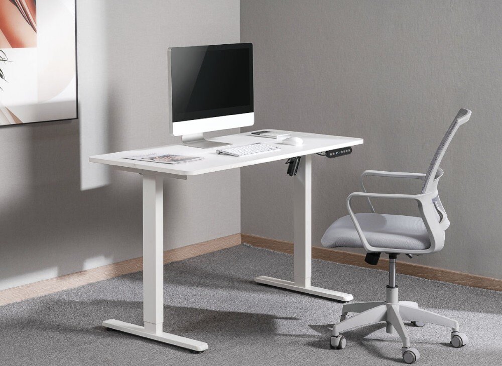 Stelaż biurka MOZOS EDF-PRO Biurko z ciemnym drewnianym blatem i białym stelażem z komputerem, lampką i akcesoriami biurowymi na jasnym tle, udźwig, konstrukcja, materiały, stabilność