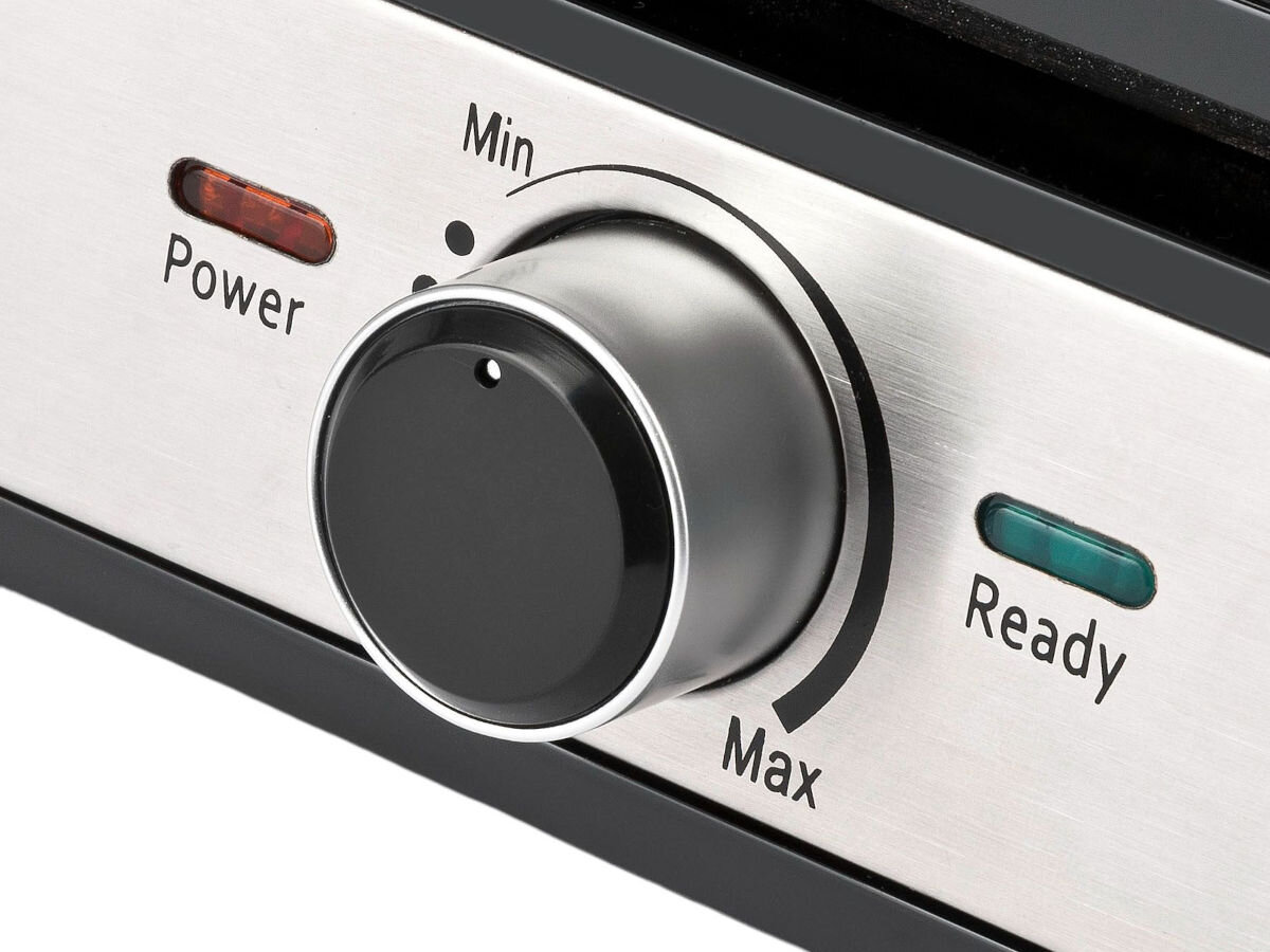 Grill elektryczny G3FERRARI Lavica Easy G10161, pokrętło, regulacja, sygnalizacujące, włączenie, na białym tle zbliżenie na regulator temperatury grilla